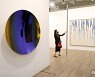'키아프' 국제갤러리 전시 작품 살펴보는 관람객