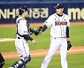 박세혁-김강률,'2점차 리드 지켜내며 세이브 성공' [사진]