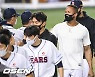 '백업들의 반란' 김태형 "대타 최용제&대주자 조수행이 이끈 승리" [잠실 톡톡]