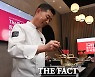 'The미식 장인라면' 조리하는 김홍국 회장 [포토]