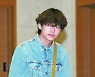 BTS 뷔, 전시회 갔다가 깜짝 열애설..팔찌가 증거?