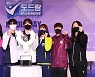포즈 취하는 여자 배구 선수들