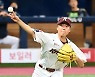 김준형,'타구에 맞은 아픔 참으며 1루 송구' [사진]