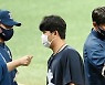 신민혁,'격한 축하를 받으며' [사진]