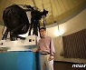 망원경 소개하는 황호성 교수