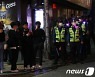 '경찰 단속에도 불금 즐기는 홍대 피플'