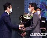 '스포츠의학 전문의의 27년 진심'이영희 KADA위원장,맹호장 받았다
