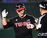 [포토] 1-3루 찬스 만드는 김민성