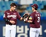 [포토] 캡틴 김혜성, 5년 연속 150안타 이정후 축하!