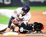 [포토] 홍창기와 정훈의 1루 충돌