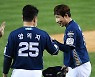 [포토] NC 이재학 '완봉승 기록 후 미소'