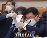 김광태-성지용 법원장, '국정감사 속 귀엣말' [TF사진관]