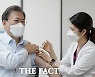 문 대통령, 화이자 부스터샷 후 일정 소화.."크게 힘들지 않다"