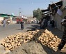 아프간서 또 '자살 폭탄' 테러.."예배 도중 최소 37명 숨져"