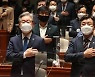국회 간 이재명, 설훈과도 웃으며 악수 "文에 면담신청 했다"
