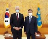 문 대통령, 美 CIA국장 접견.."긴밀한 정보협력"