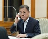 기시다 후미오 일본 총리와 통화하는 문재인 대통령