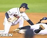 안재석,'몸 비틀어도 어림없어' [사진]