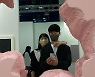 윤승아, '♥김무열'과 갤러리 데이트.. '4층 건물주 부부'의 여유!