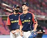 교체되는 KT 선발 엄상백,'여기까지' [사진]