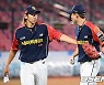 이대은,'심우준 수비 최고야' [사진]