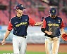 2연승 노리던 선두 KT, KIA 맹추격에 무너진 엄상백..7-7 무승부 [수원 리뷰]