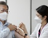 '부스터샷' 맞고 일정 소화한 文대통령.. "크게 힘들지 않다"