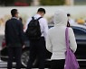 '어제까진 반팔 입었는데'..난데 없는 겨울 추위 왜?