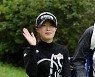 [포토]유효주 '부드러운 손인사'
