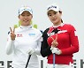 [포토]지한솔,정윤지 '기분 좋은 브이 인사'