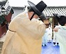 구미 낙봉서원 추계 향사서 집사 안내받는 장세용 시장