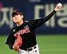 [포토] 임준형, 이 악물고 역투!