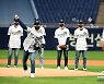 [포토] 2022 NC 1차지명 박성재, 나성범 선배님께 시구!