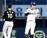 [포토] 김기환, 2루타 치고 타임!