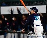 [포토] 홈런 타구 확인하는 손아섭
