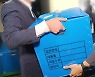 검찰 성남시청 11시간 압수수색..남욱, 모레 귀국할 듯