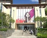 아웃렛 명칭도 빼고 축소 개장, 과제는?