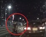 [영상] '차 쌩쌩' 고속도로 1차선에 나타난 원더우먼의 정체 알고보니..