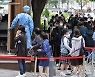 오후 9시 기준 전국서 1370명 확진..17일 1500명대 예상