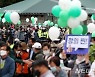 조원진 당 대표 지지자로 붐비는 서울광장