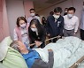 대만 주상복합 건물 부상자 위문하는 차이잉원 총통