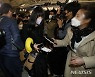 취재진 피해 출국장으로 향하는 이다영