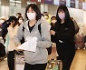 이재영·이다영 그리스로 출국..엄마는 "야, 고개 들어"