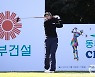 티샷 타구 바라보는 이소영