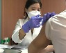 휴일 외국인 접종 '열기'..접종률 오르며 확산세 주춤
