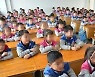 의자 하나에 둘이 앉아 100명이 수업하는 중국 초등학교[특파원 24시]