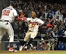 '라일리 끝내기' 애틀랜타, 다저스와 NLCS 1차전 3-2 승리