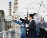 일본 기시다 총리, 후쿠시마 방문 "오염수 방출, 미룰 수 없다"