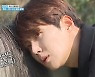 '1박' 김선호, 말과 화보 촬영 중 갑자기 눈물 또르르..역시 천생 배우