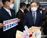 홍준표 의원 사무실 들어서는 최재형 전 감사원장